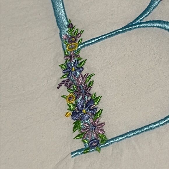 Embroidered DG Collections 100% Cotton 27"x27" Flour “B” Monogram Towel - Picture 5 of 7